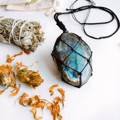 PrimeLuxe™ Dragon Heart Labradorite Necklace